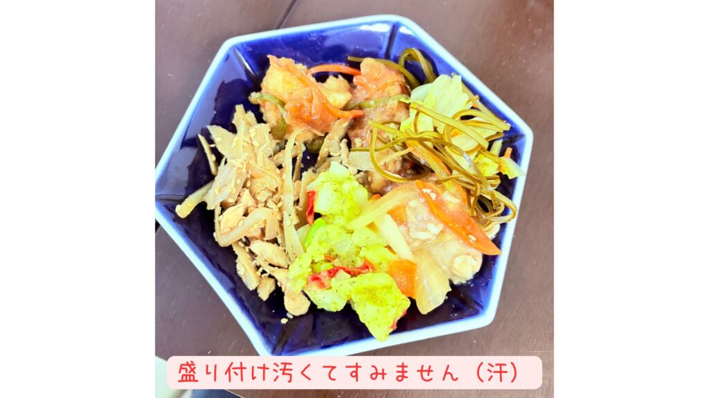 宅食のおかずを実際にお皿に盛り付けた食事の写真