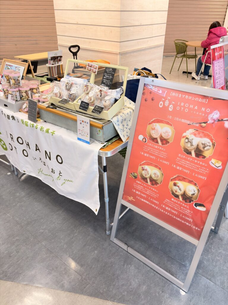 ハンドメイドイベントのブース前にB2看板を設置して集客している様子