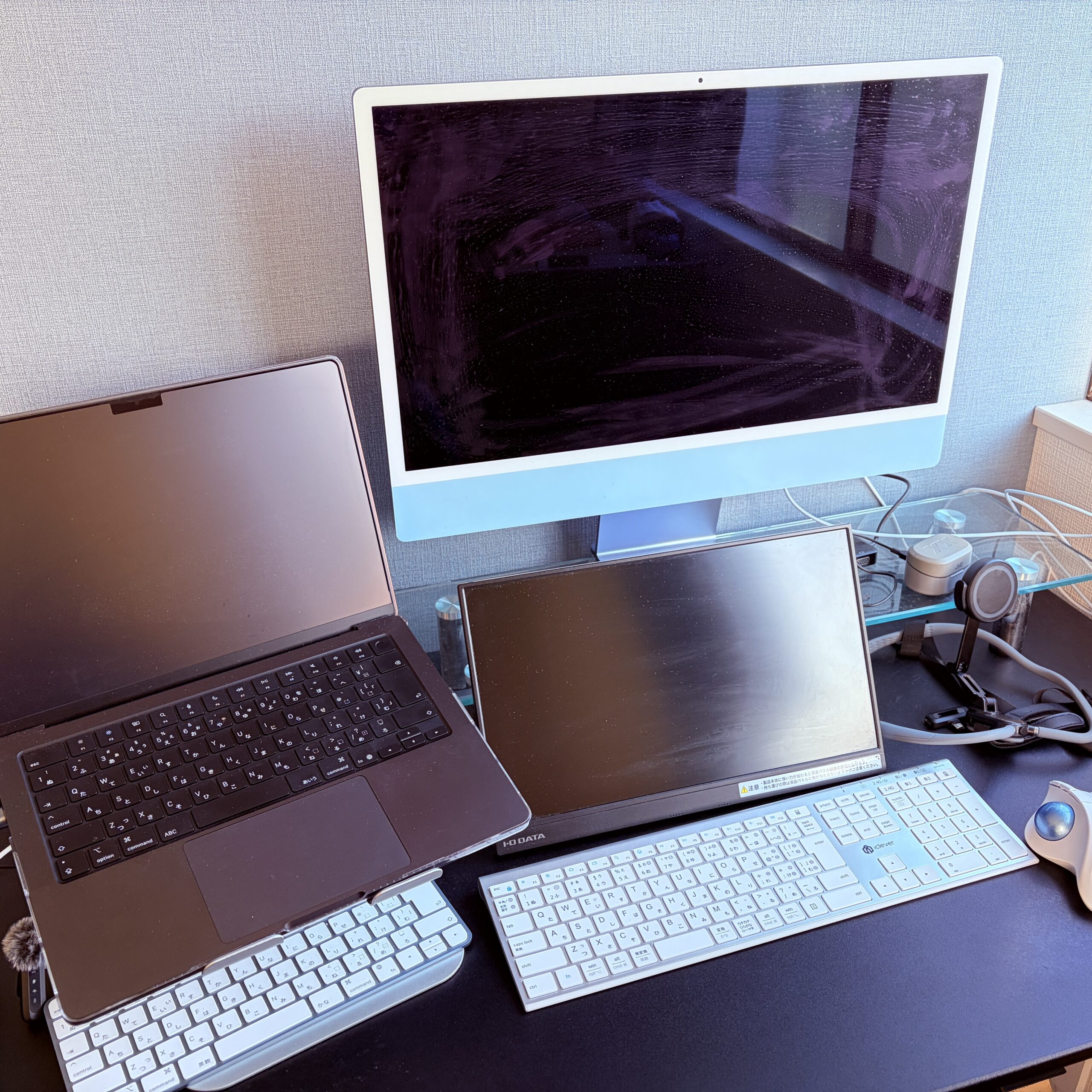 店主4年のメインデスク実機写真：MacBook Pro M5（左）、iMac M1（奥）、cocoparモバイルモニター（中央）、iCleverワイヤレスキーボード、Logicoolトラックボールマウス。100%事業用で運用する2台体制の作業環境。
