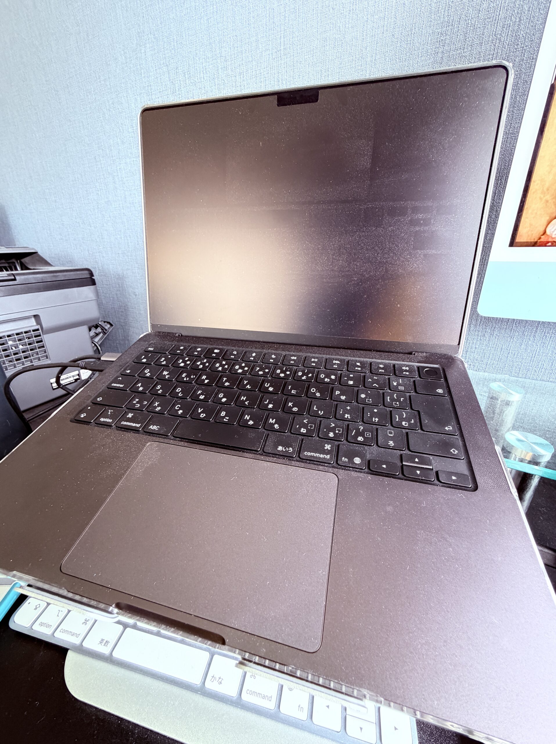 店主4年が4台目で選んだMacBook Pro M5 14インチ 24GB SSD 1TBの実機写真。Claude Codeを1日5〜6時間動かすメイン機。