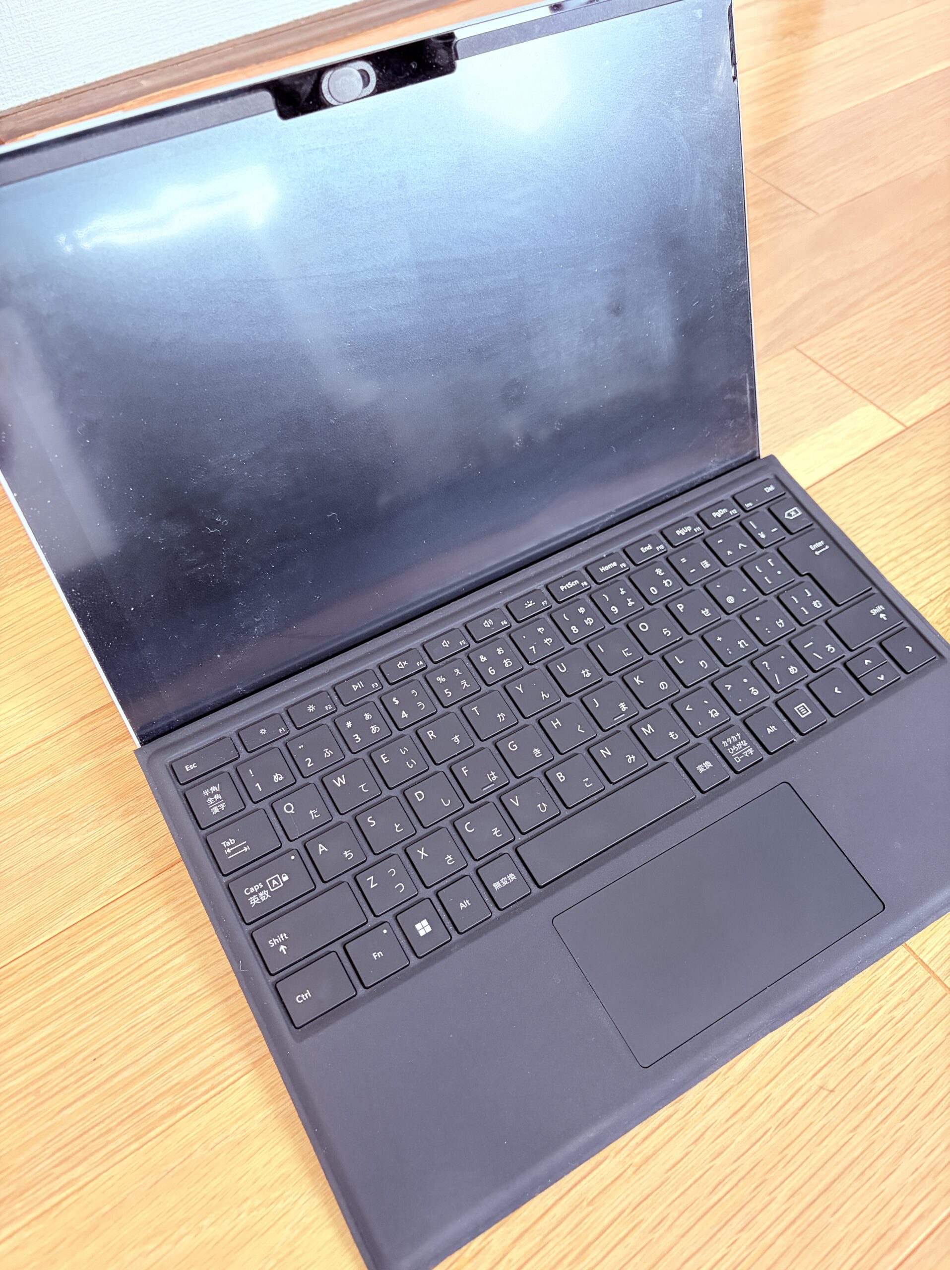 1台目に選んだMicrosoft Surface（Windows）の実機写真：脱着式キーボードのギミックに惹かれて購入したが、毎日のストレスでMacに乗り換えた失敗体験の証。