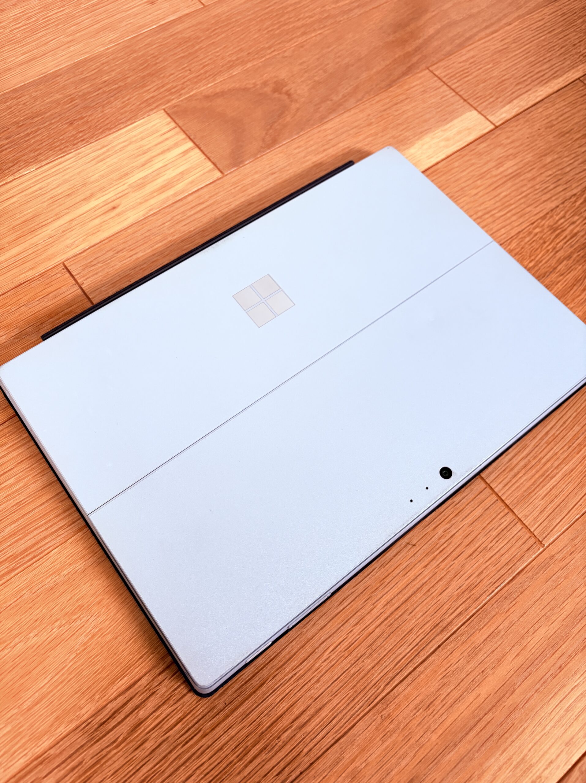 1台目Microsoft Surfaceの別アングル実機写真：店主4年のPC遍歴の出発点。Surfaceの使いにくさが、その後のMac4台目までの選び方を決めた原体験。