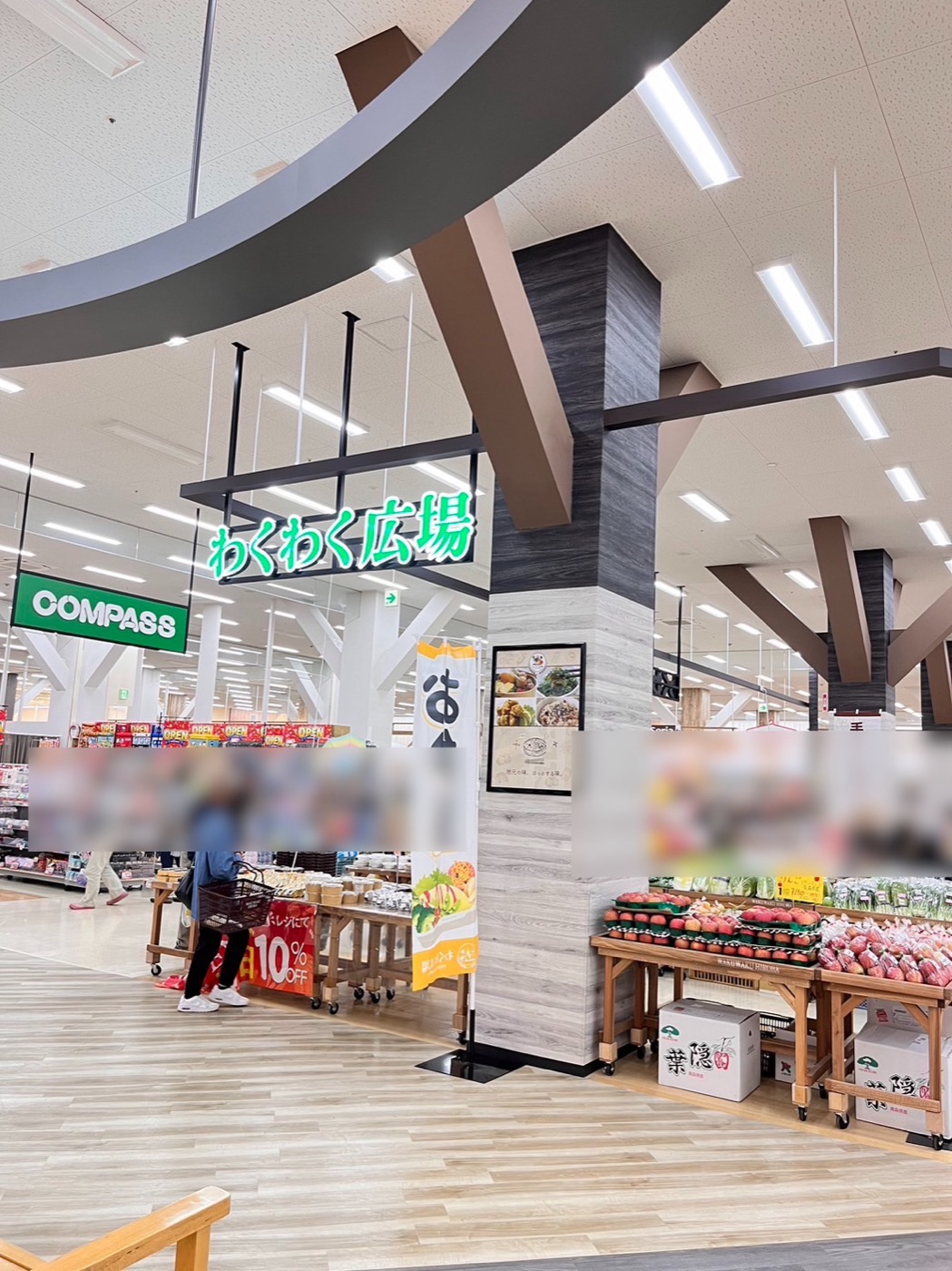 わくわく広場イズミヤ神戸玉津店の売り場。「わくわく広場」の看板の下に、野菜や手づくり品が並ぶ直売コーナーが広がっている。