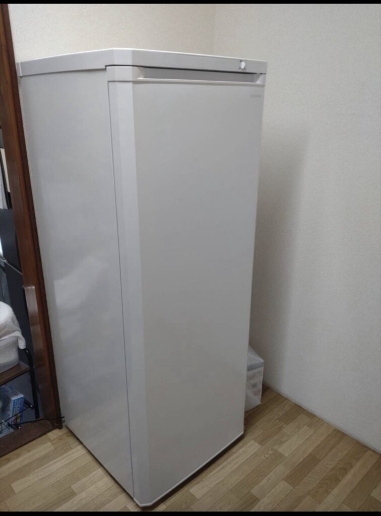 店の隅に置いたアイリスオーヤマの前開き冷凍庫175L。