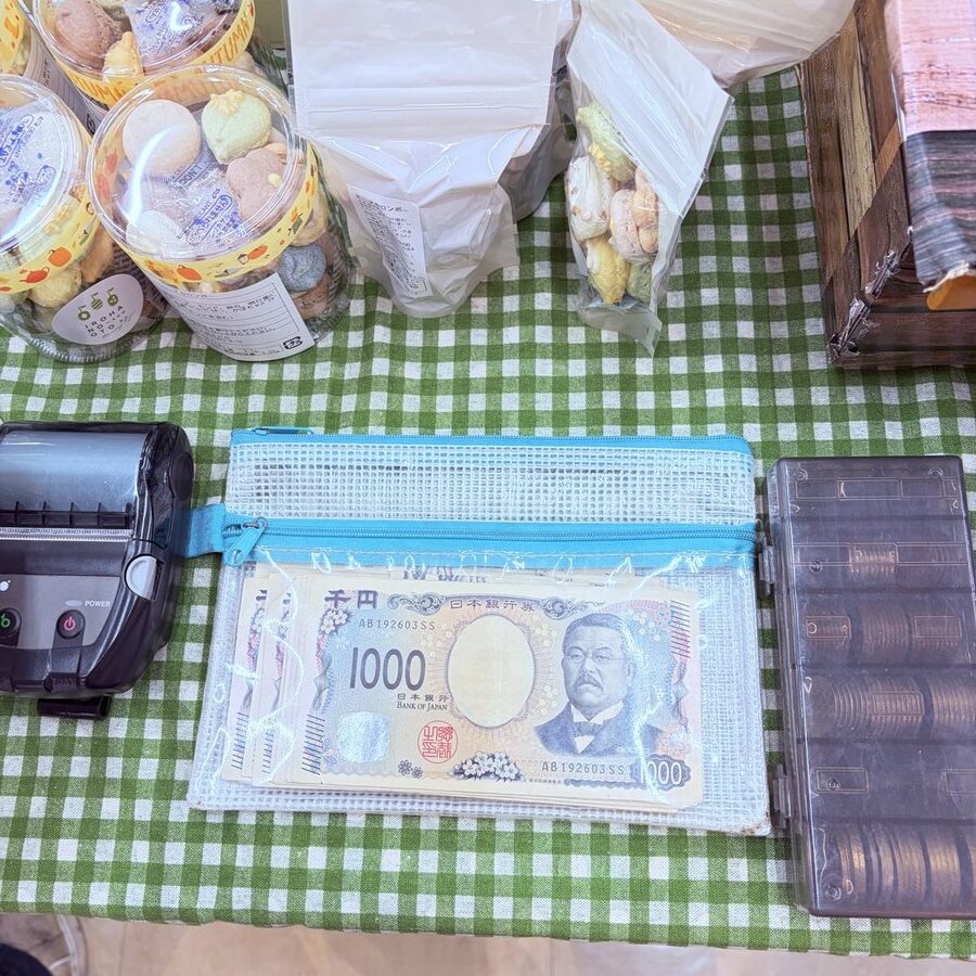 マルシェ用の現金セット。お札ポーチ、小銭ケース、モバイルレシートプリンター。