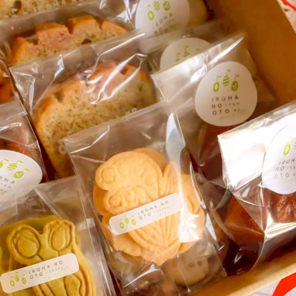 クラフトの箱に、袋に入れたクッキーやパウンドケーキを立てて並べたところ。