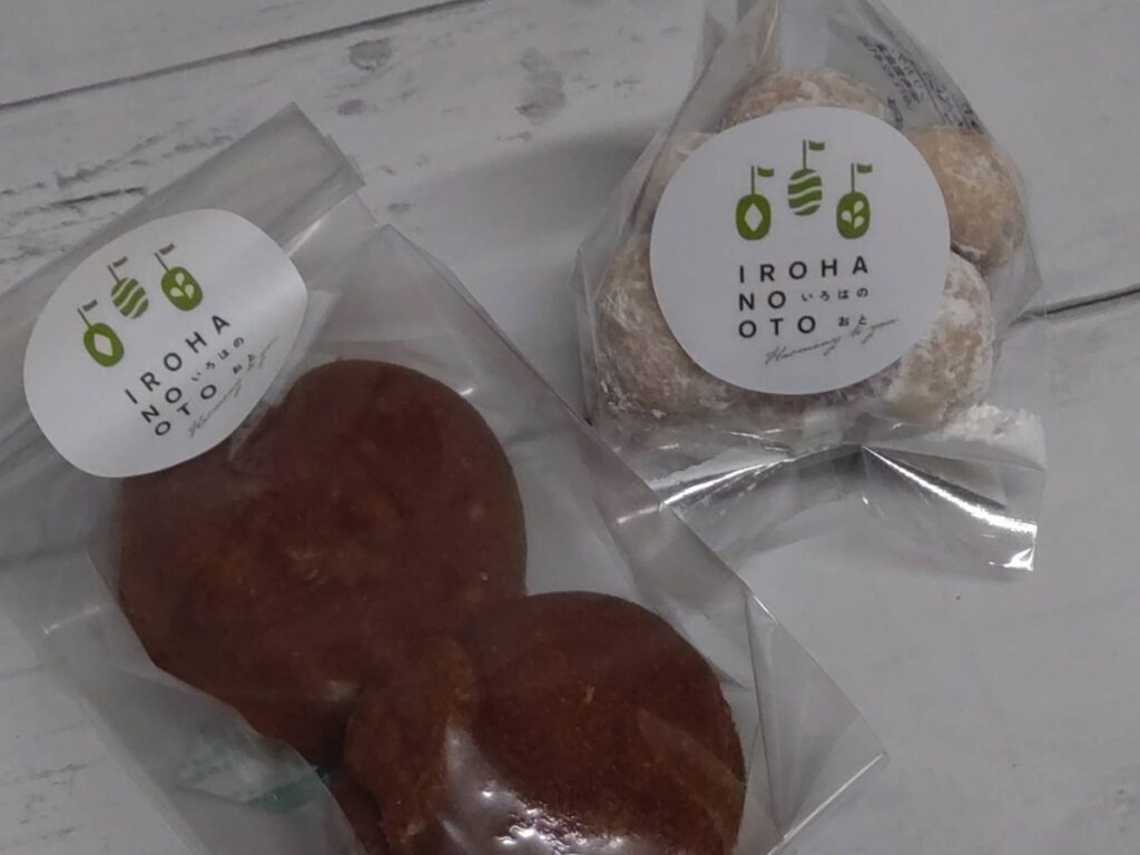 OPPの袋に入ったクッキーとスノーボール。透明なので中身がよく見える。