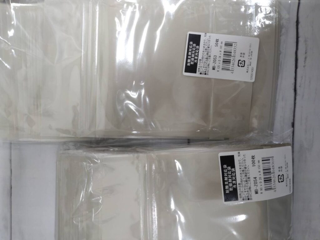 ヘッズのチャック付きスタンド袋のラベル。脱酸素剤対応袋・乾燥剤対応袋・冷凍対応袋と書かれている。