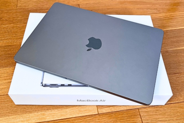 中古で買ったM2 MacBook Air（スペースグレイ）を購入時の箱の上に置いた写真。天板に目立つ傷はない