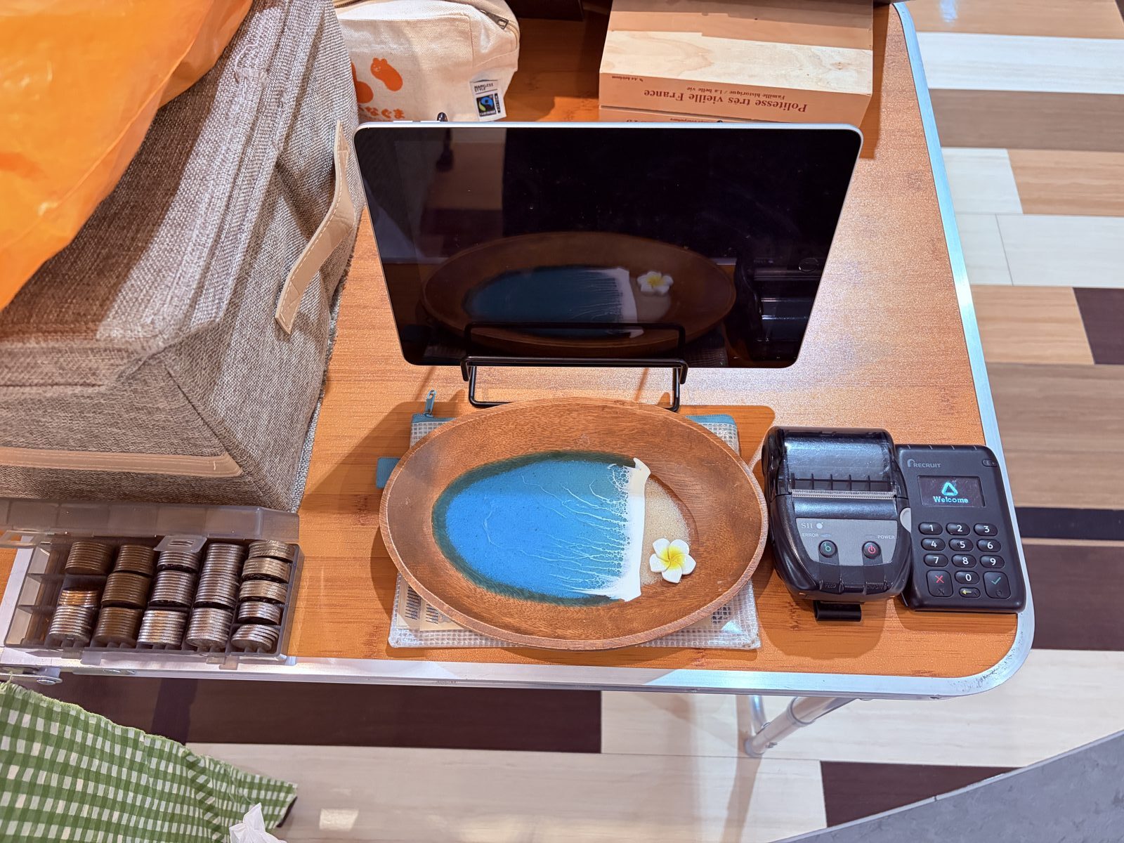 ブースの奥の折りたたみテーブルに置いたAirペイのカードリーダーとiPad。会計はこの台で行っている。