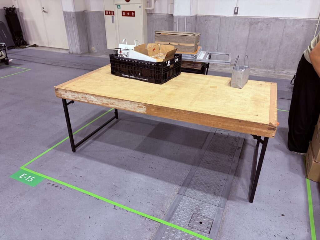 神戸ハンドメイドマルシェの会場で用意された木の作業台。会場によってテーブルの素材や大きさが違う。
