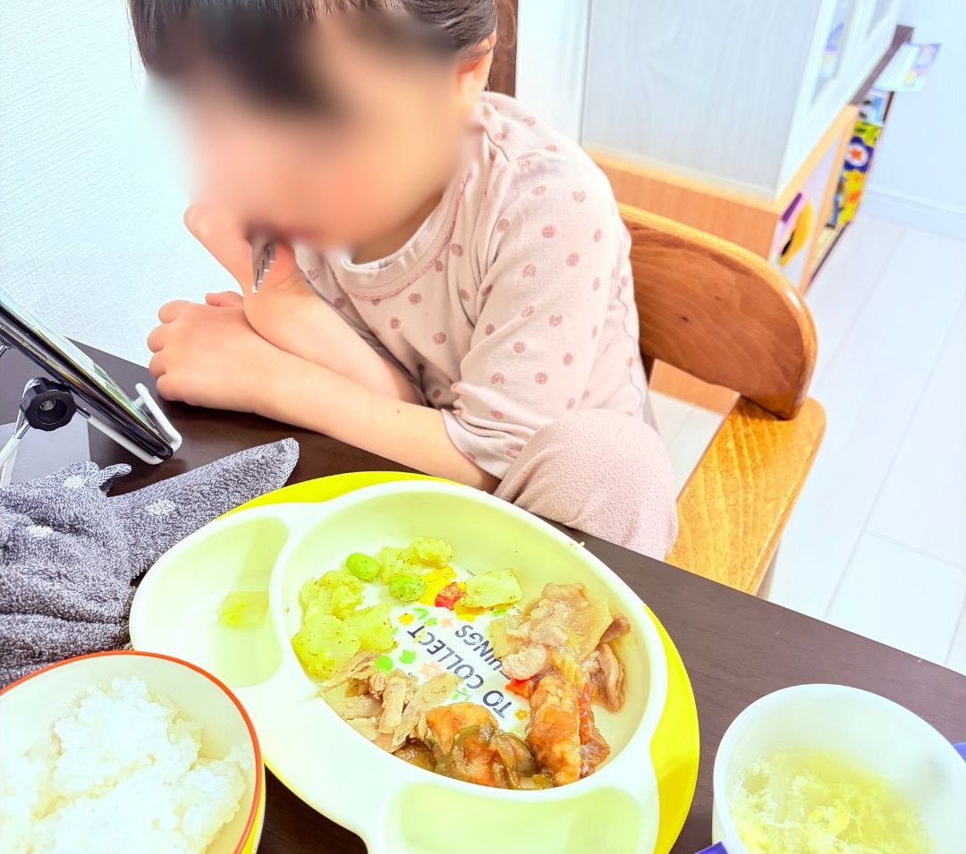 シェフの無添つくりおきのおかずを食べる4歳の子ども(顔はぼかしています)。ご飯と汁物は家で用意した。